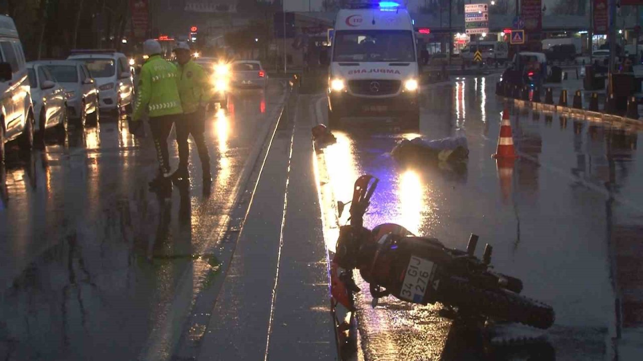 İstanbul’da otomobilin altında kalan motosiklet sürücüsü hayatını kaybetti
