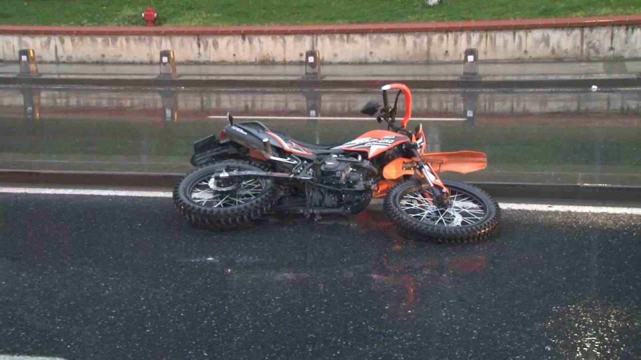 İstanbul’da otomobilin altında kalan motosiklet sürücüsü hayatını kaybetti