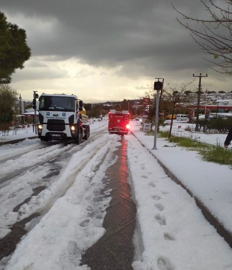 Kar yağmadı ama Çeşme beyaza büründü