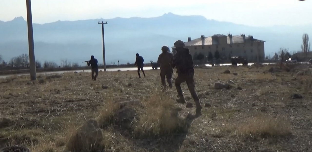 Şırnak polisinden nefes kesen silahlı soygun tatbikatı