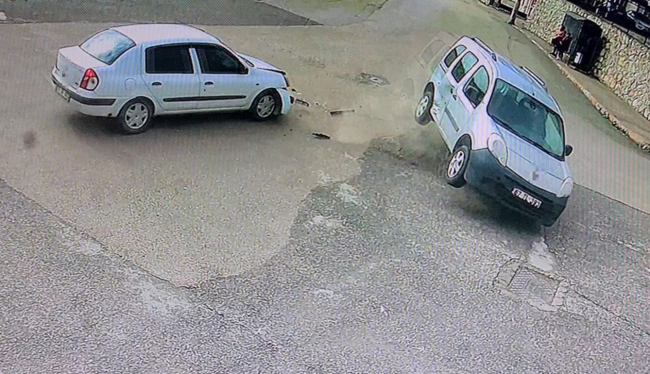 Otomobilin yan yattığı kaza anı kameraya yansıdı