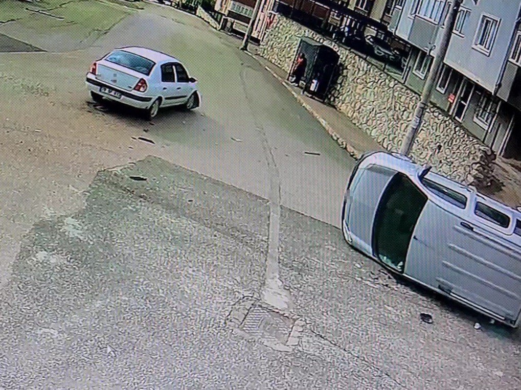 Otomobilin yan yattığı kaza anı kameraya yansıdı