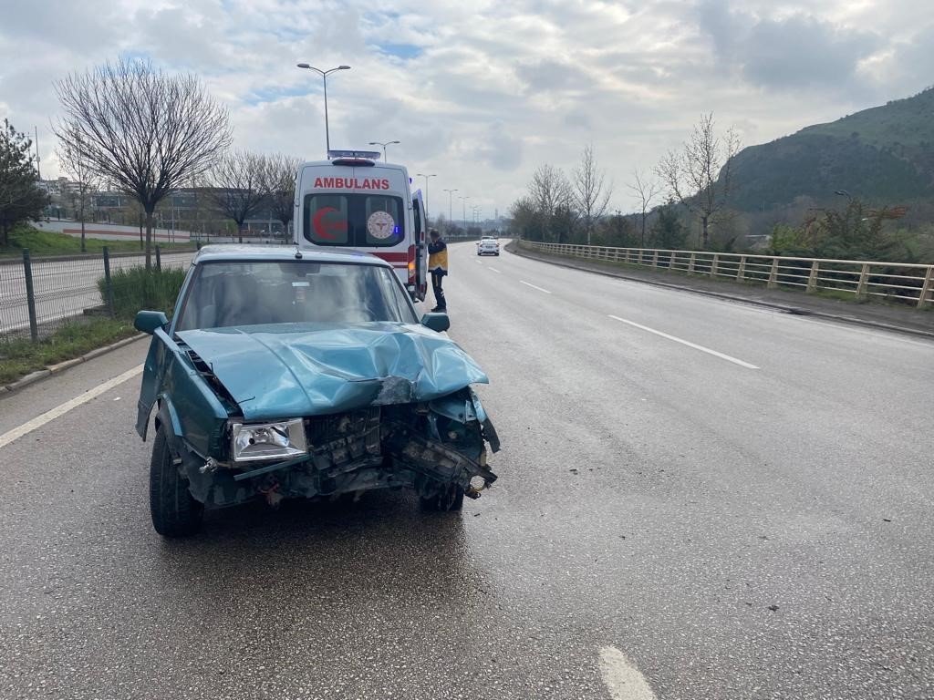 Refüje çarpan sürücü yaralandı