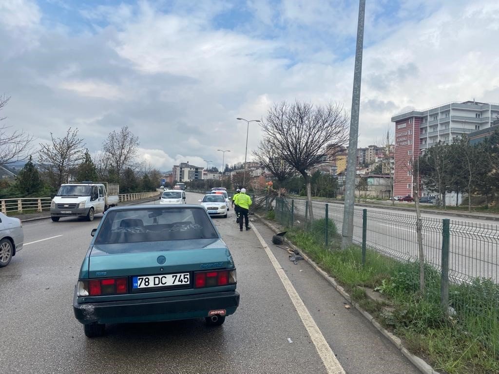 Refüje çarpan sürücü yaralandı