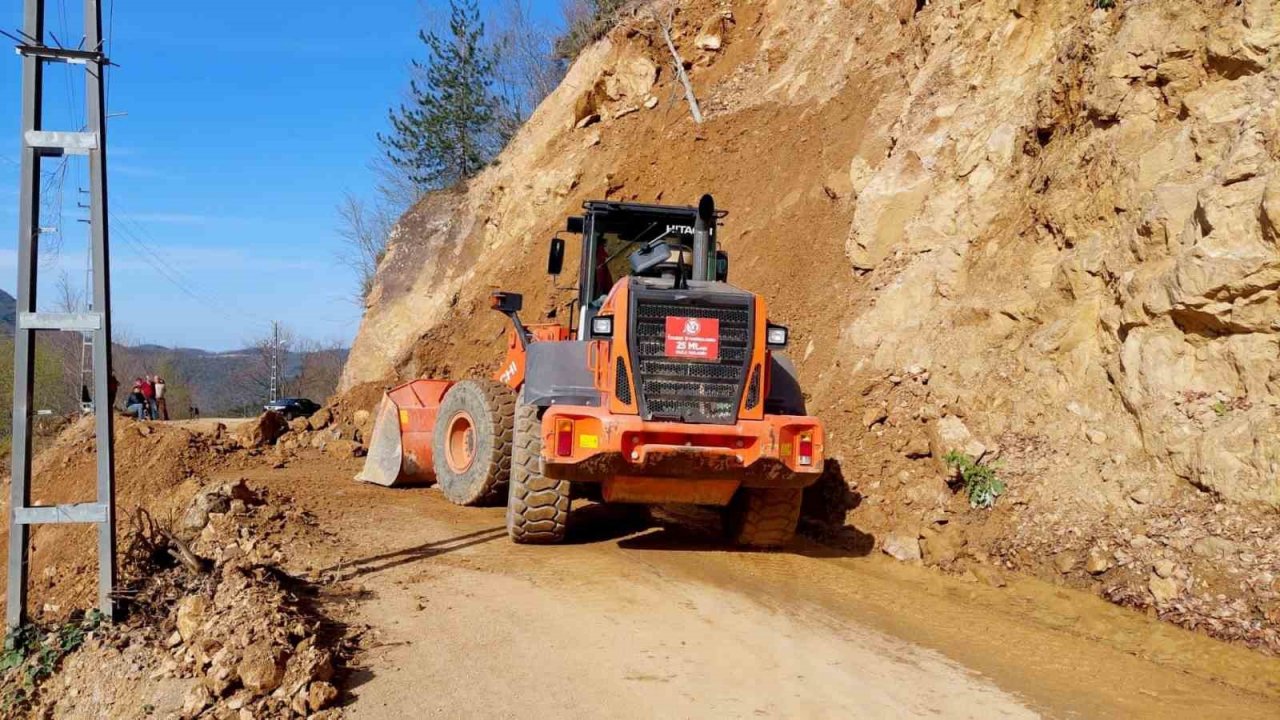Heyelanın kapattığı yol yeniden ulaşıma açıldı