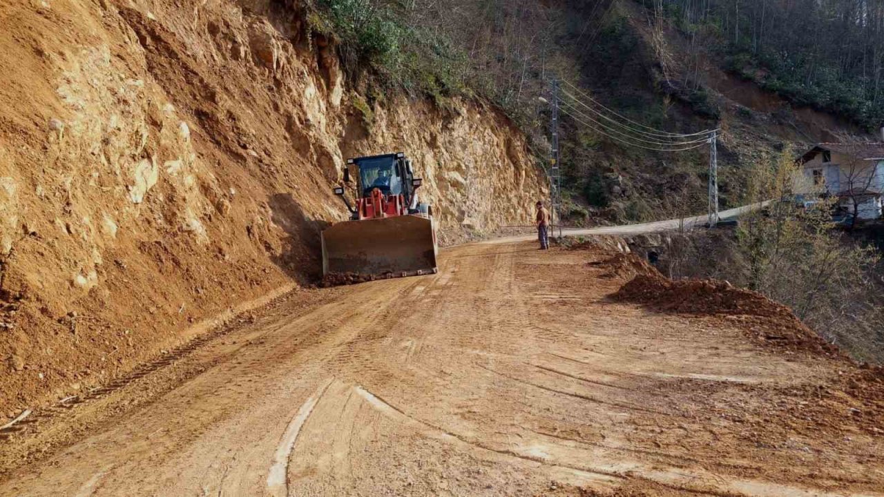 Heyelanın kapattığı yol yeniden ulaşıma açıldı