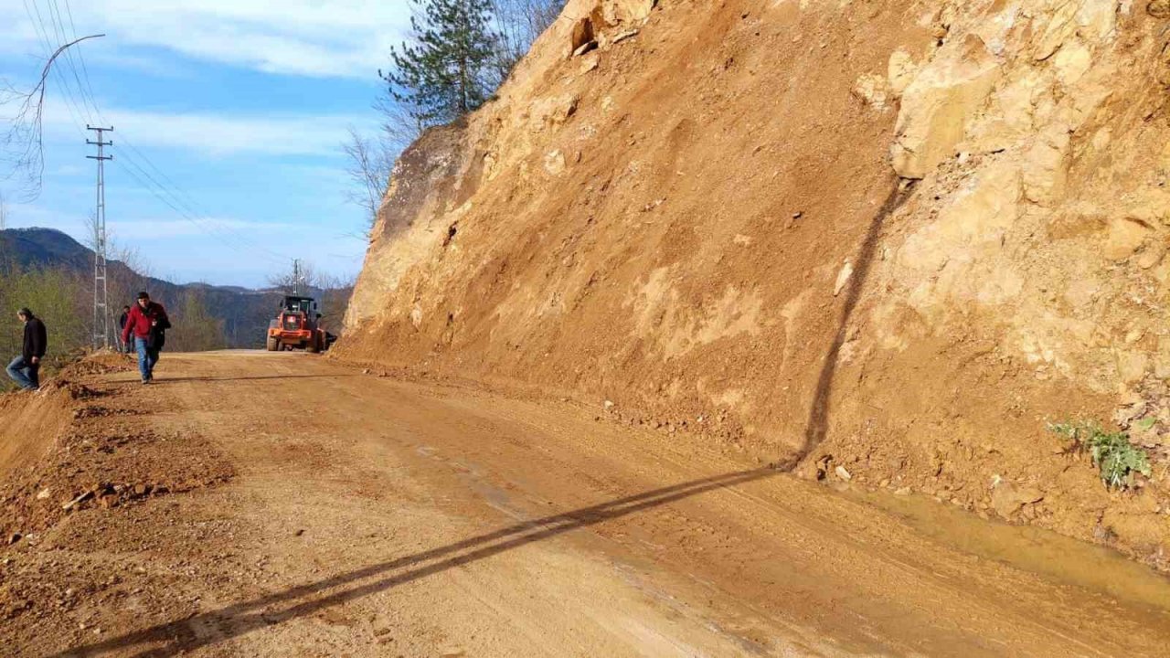 Heyelanın kapattığı yol yeniden ulaşıma açıldı