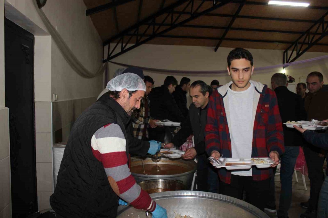 Osmaneli de depremzede öğrenciler ve aileleriyle birlikte iftar yaptılar
