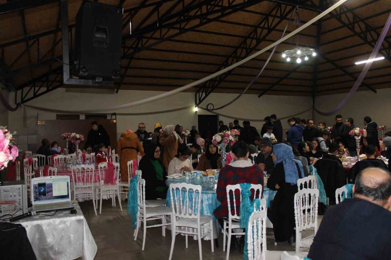 Osmaneli de depremzede öğrenciler ve aileleriyle birlikte iftar yaptılar