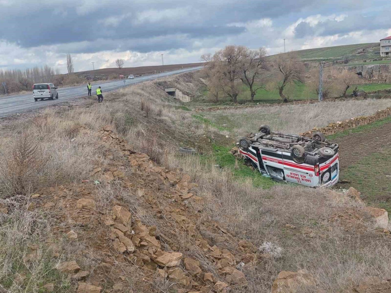 Kayseri’de ambulans takla attı: 3 yaralı