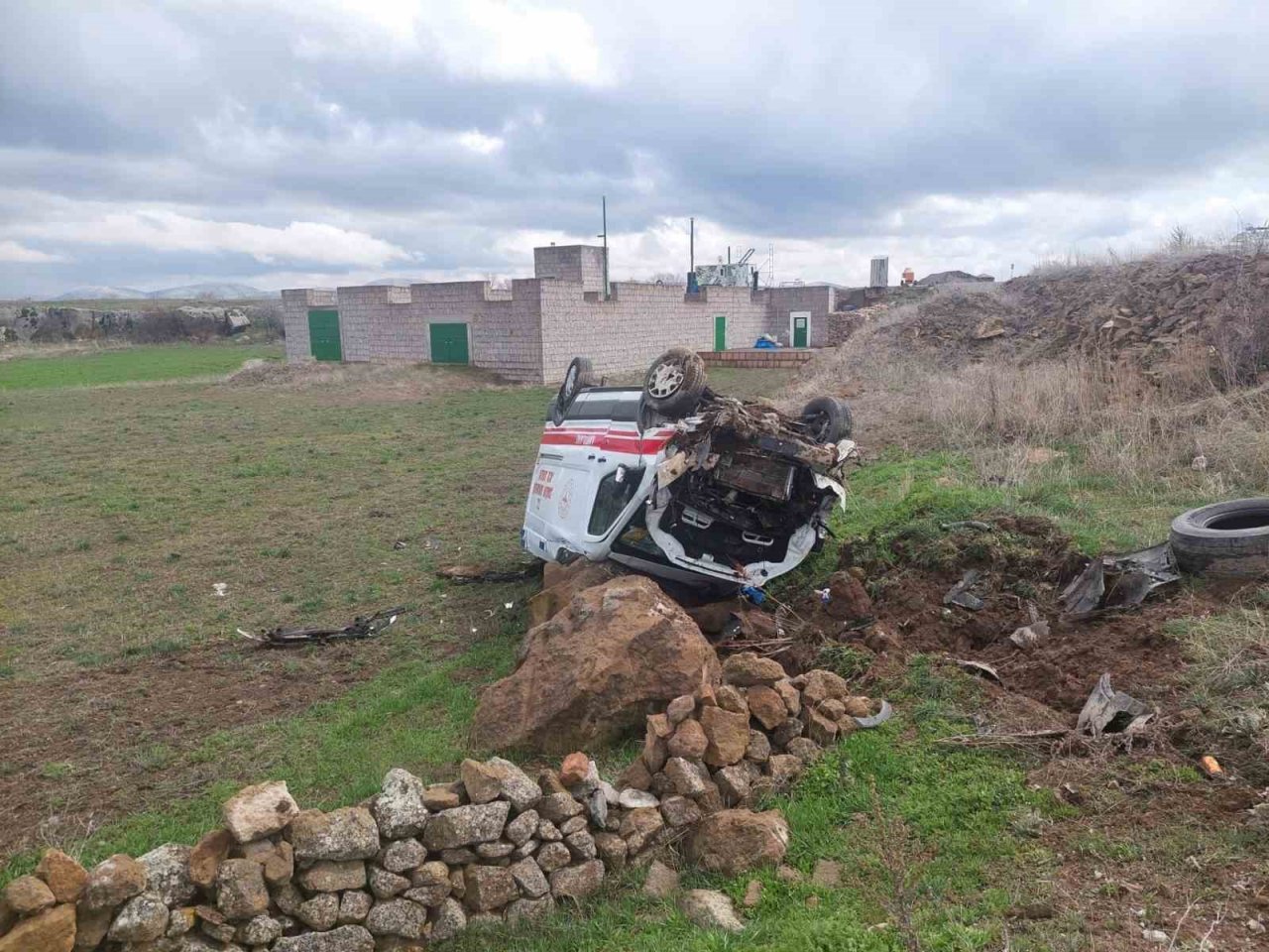 Kayseri’de ambulans takla attı: 3 yaralı