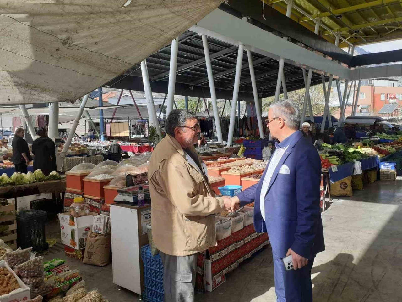 Başkan Topaloğlu’ndan pazar esnafının istek ve şikayetlerini dinledi