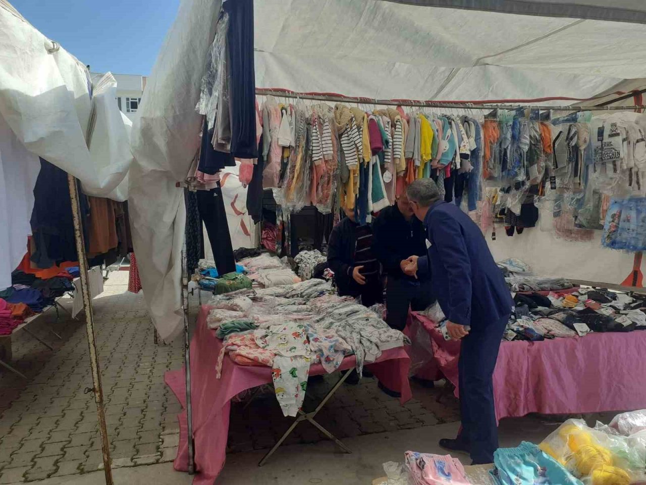Başkan Topaloğlu’ndan pazar esnafının istek ve şikayetlerini dinledi