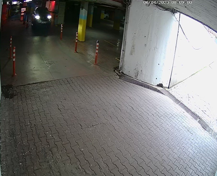 Bir gün önce satın aldığı engelli aracıyla kaza yaptı, o anlar kamerada