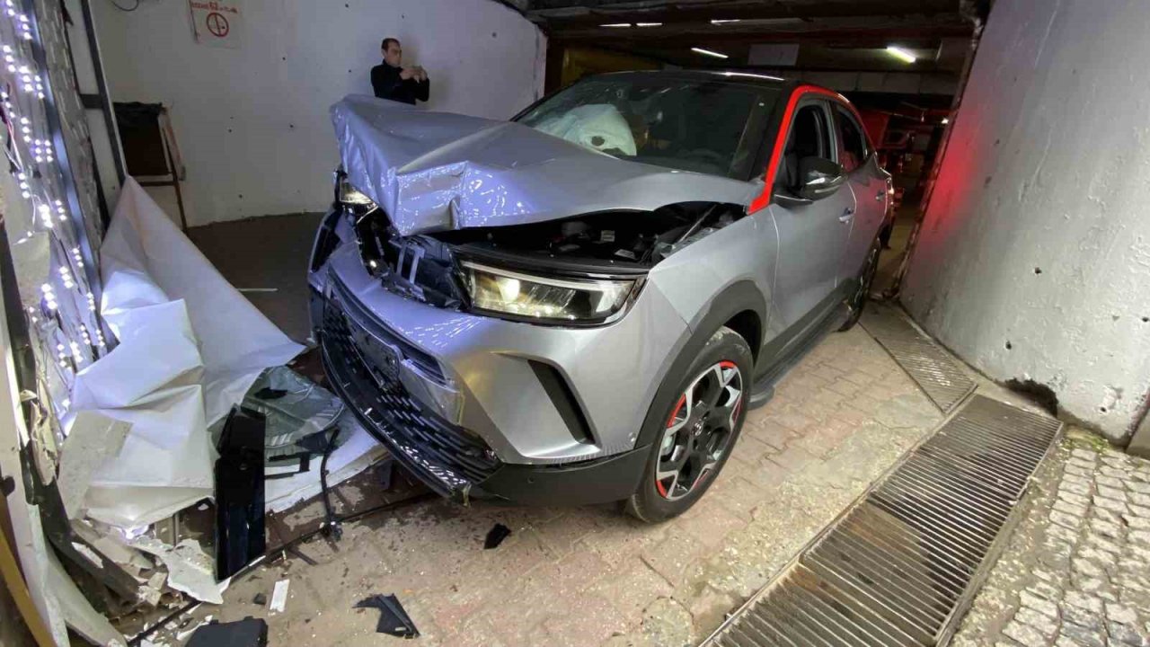 Bir gün önce satın aldığı engelli aracıyla kaza yaptı, o anlar kamerada