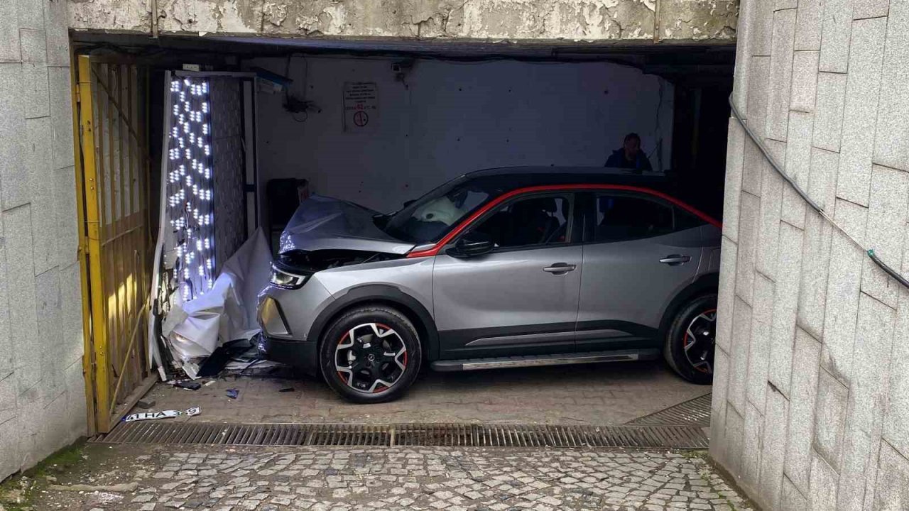 Bir gün önce satın aldığı engelli aracıyla kaza yaptı, o anlar kamerada