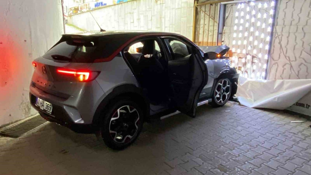 Bir gün önce satın aldığı engelli aracıyla kaza yaptı, o anlar kamerada