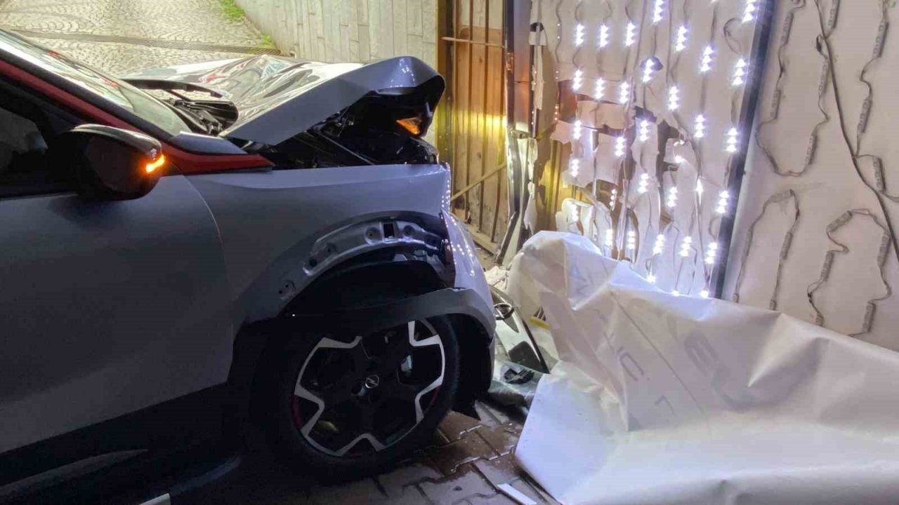 Bir gün önce satın aldığı engelli aracıyla kaza yaptı, o anlar kamerada