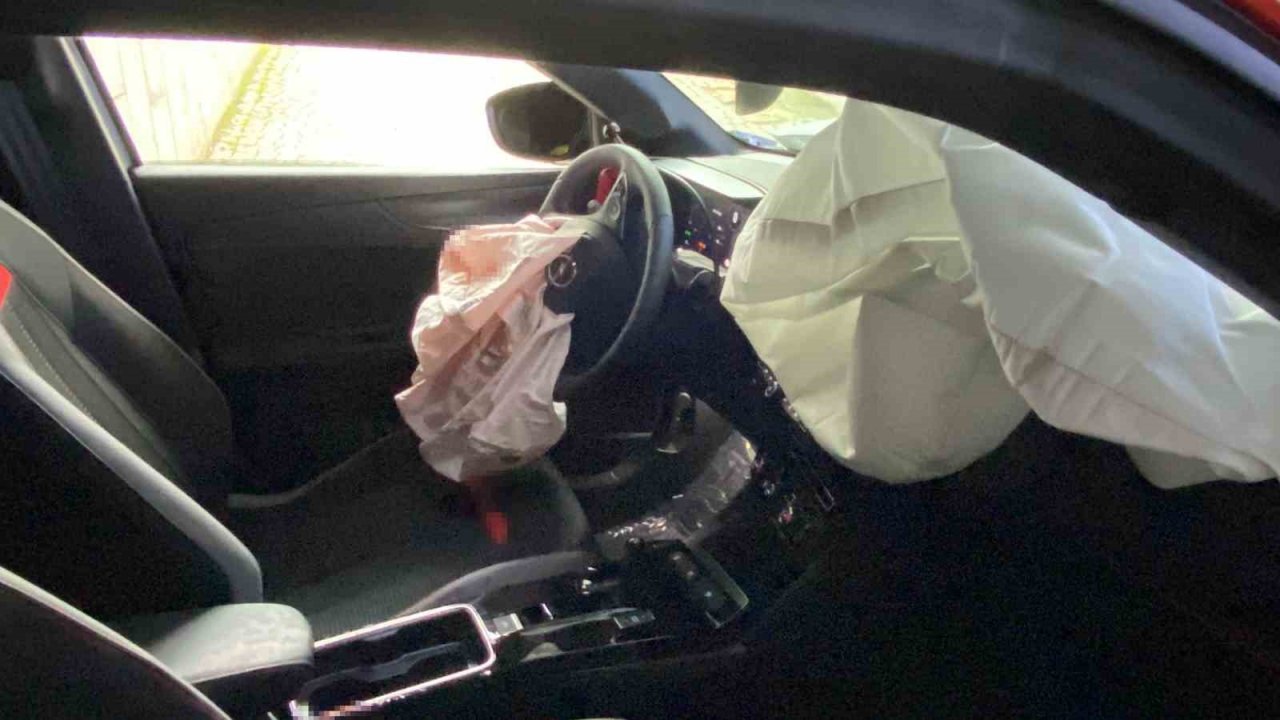 Bir gün önce satın aldığı engelli aracıyla kaza yaptı, o anlar kamerada