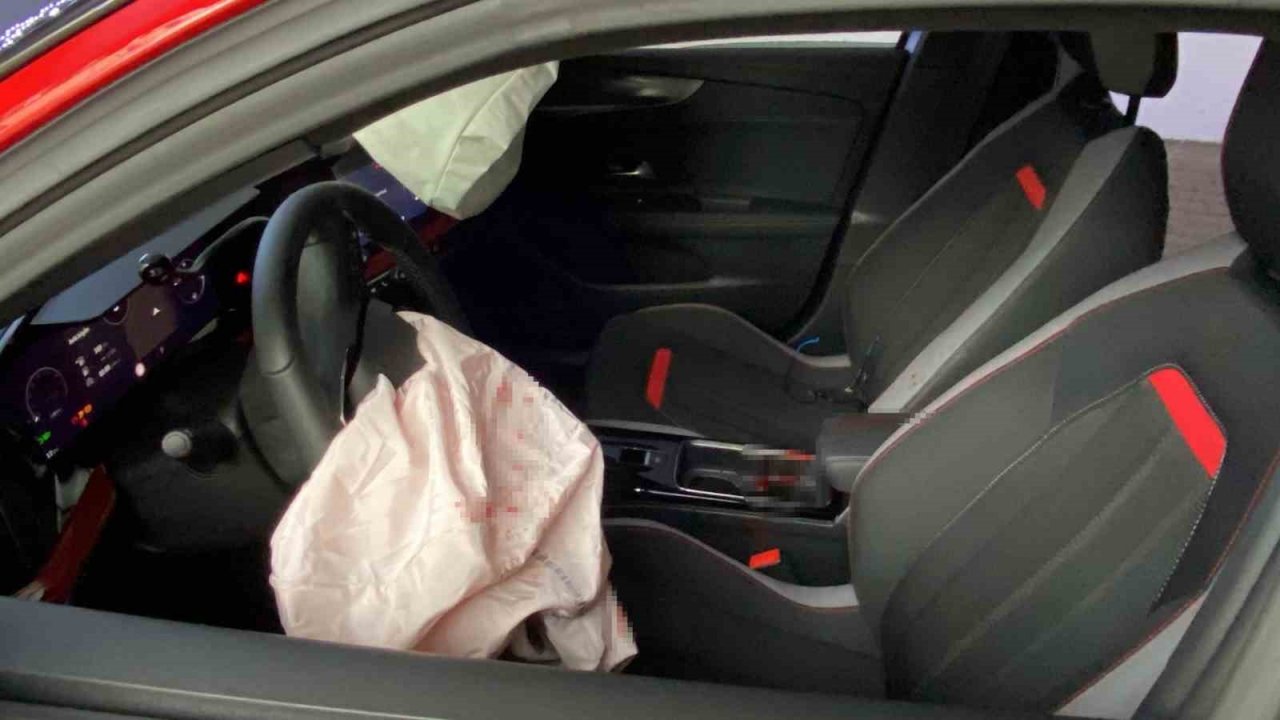 Bir gün önce satın aldığı engelli aracıyla kaza yaptı, o anlar kamerada