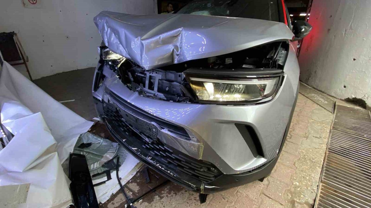 Bir gün önce satın aldığı engelli aracıyla kaza yaptı, o anlar kamerada