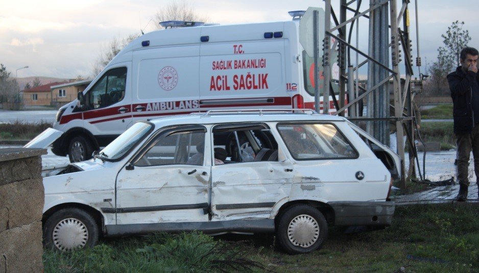 Otomobil ile kamyonet çarpıştı: 1 yaralı