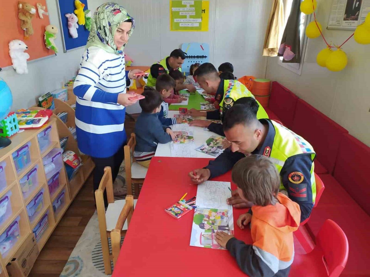 Jandarmadan depremzede çocuklara trafik eğitimi