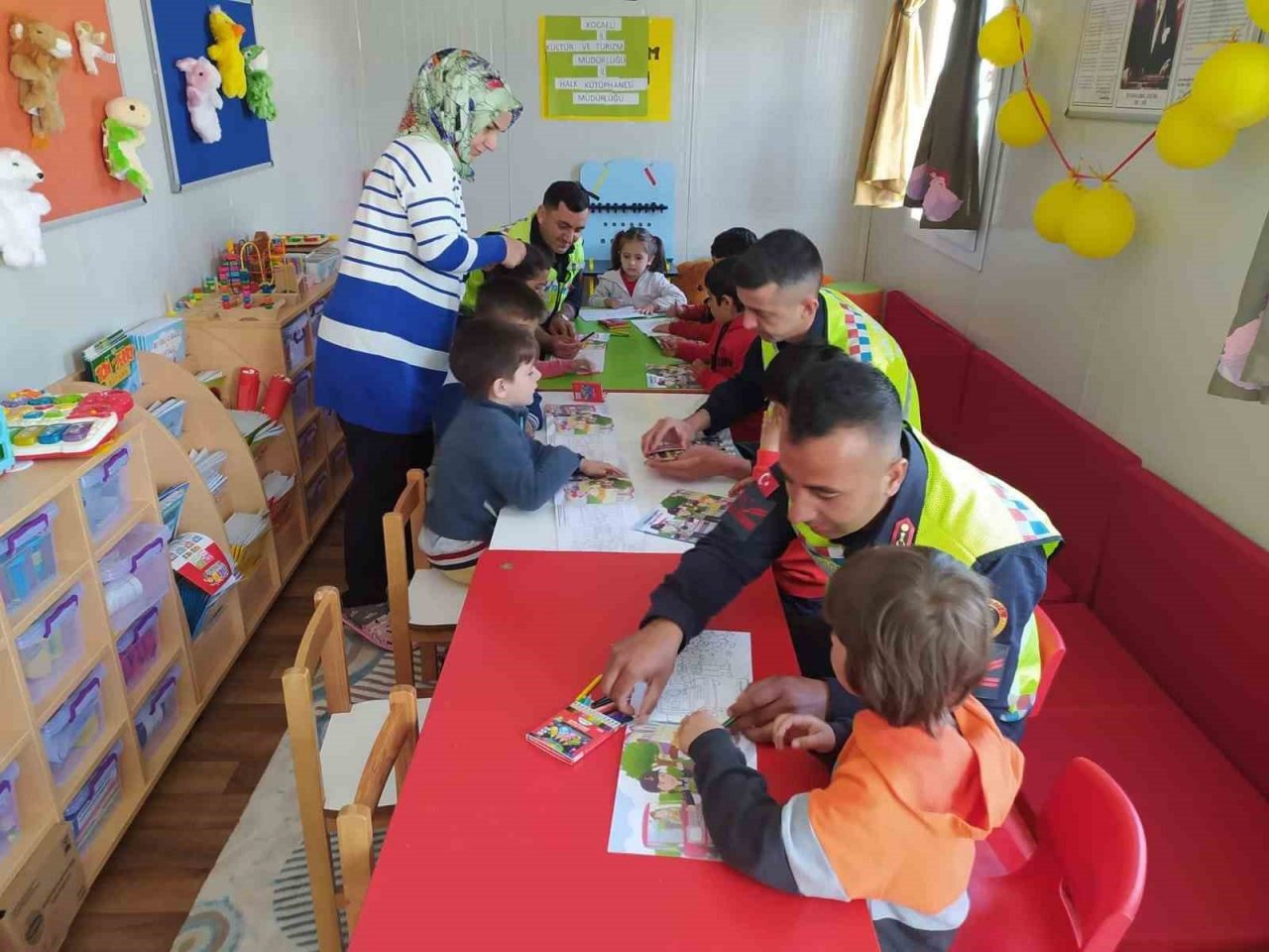 Jandarmadan depremzede çocuklara trafik eğitimi