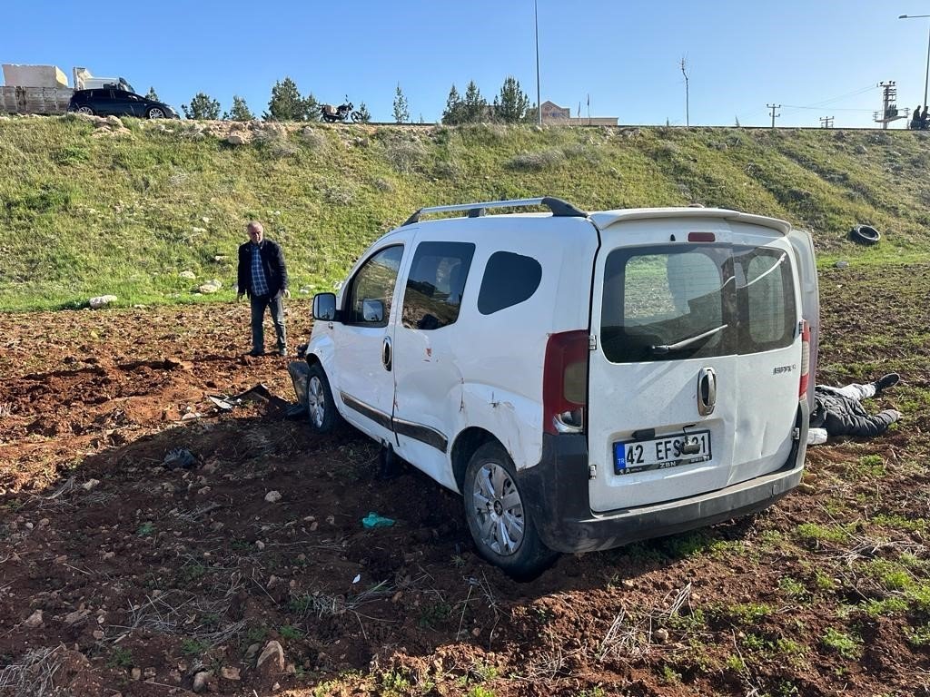 Midyat’ta ticari araç tarlaya uçtu: 2 yaralı