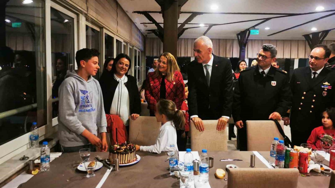 Marmaris Polisevi’nde konaklayan depremzedelere iftar yemeği verildi