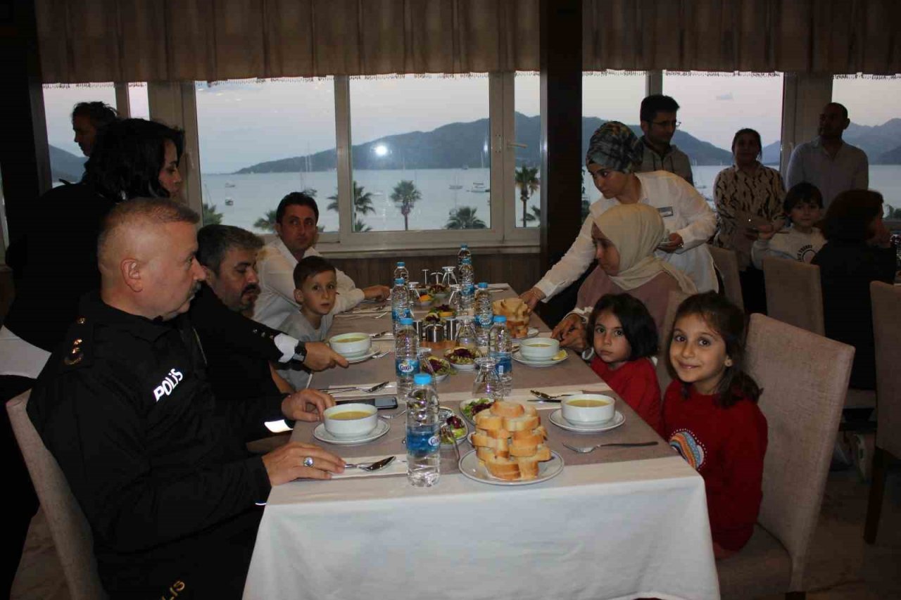 Marmaris Polisevi’nde konaklayan depremzedelere iftar yemeği verildi