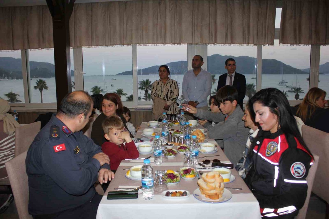 Marmaris Polisevi’nde konaklayan depremzedelere iftar yemeği verildi