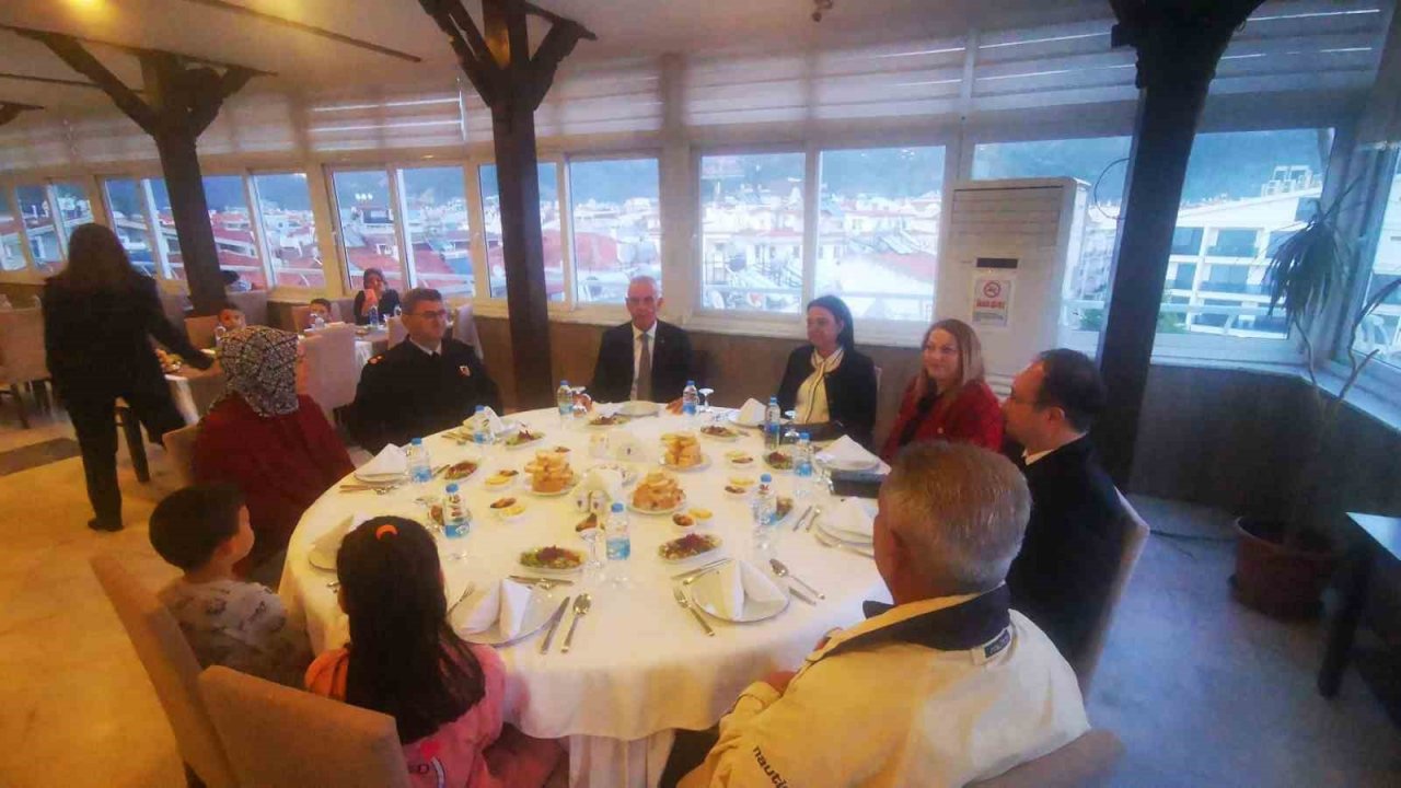 Marmaris Polisevi’nde konaklayan depremzedelere iftar yemeği verildi