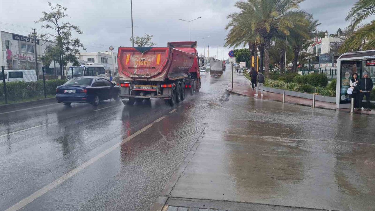 Bodrum’da sağanak ve dolu etkili oldu