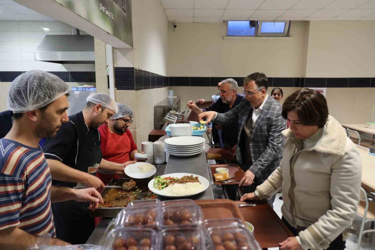 Başkan Savran, depremzedelerle iftar yaptı
