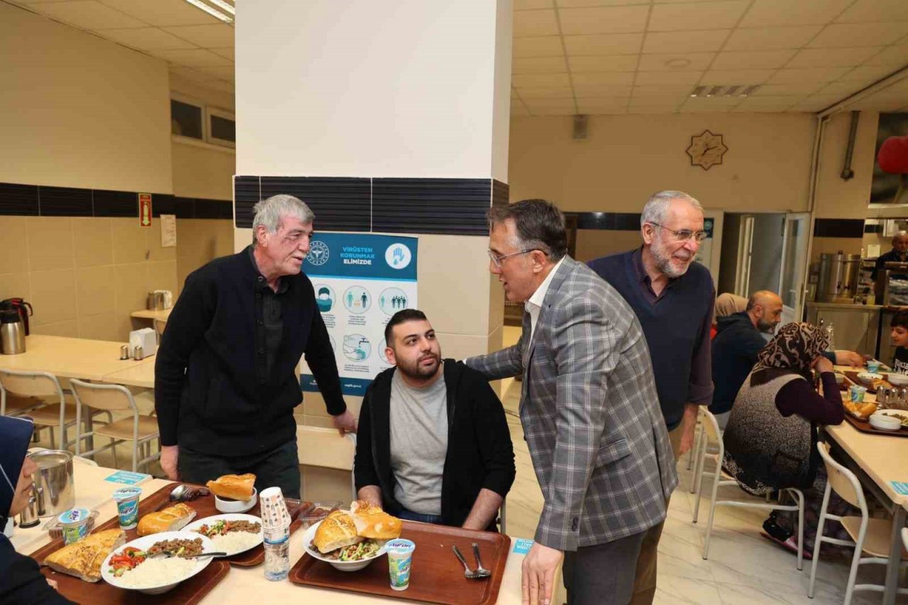 Başkan Savran, depremzedelerle iftar yaptı