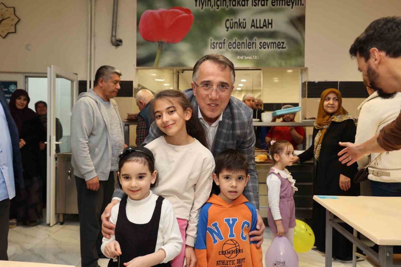 Başkan Savran, depremzedelerle iftar yaptı