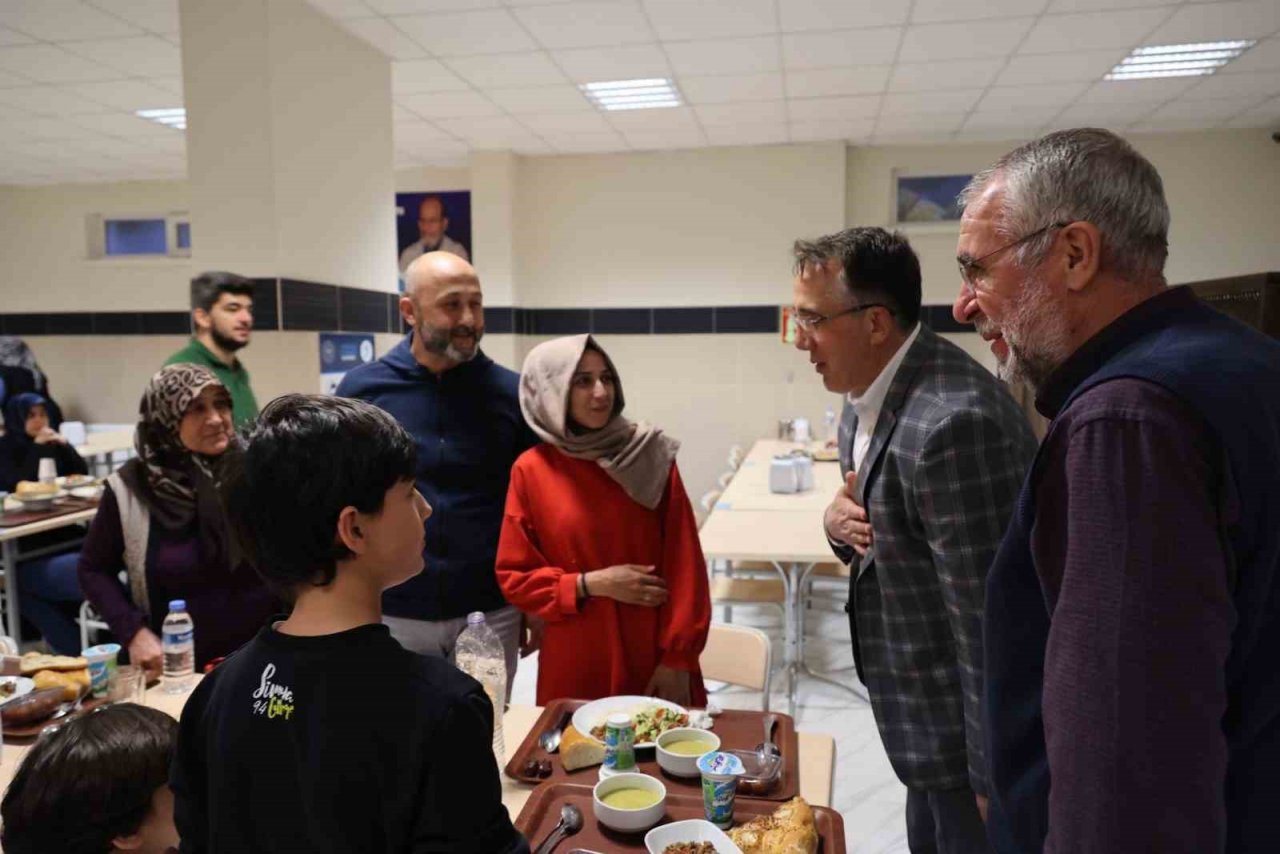 Başkan Savran, depremzedelerle iftar yaptı