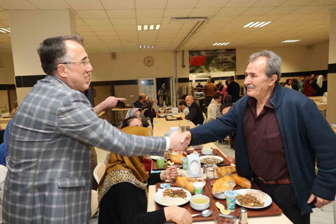 Başkan Savran, depremzedelerle iftar yaptı