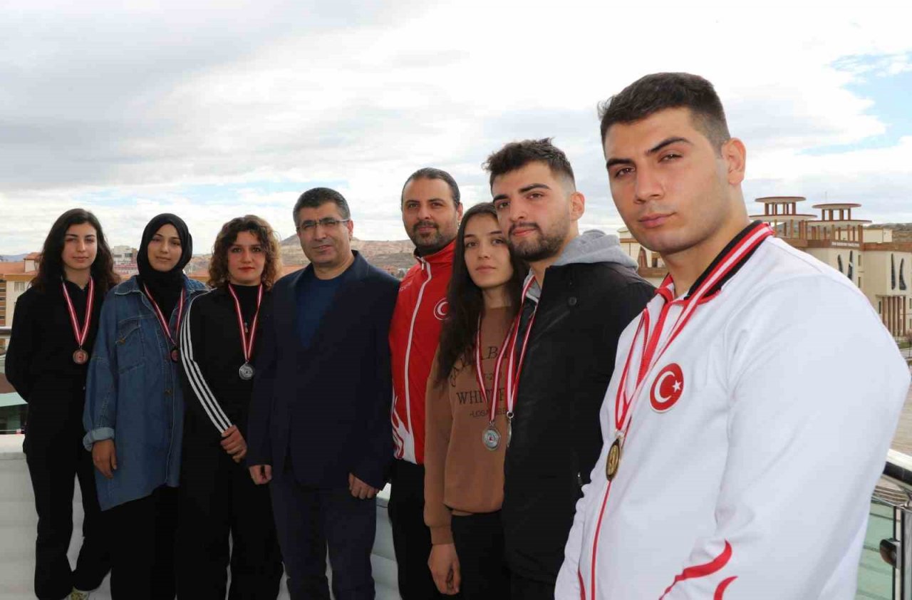 Rektör şampiyonları tebrik etti