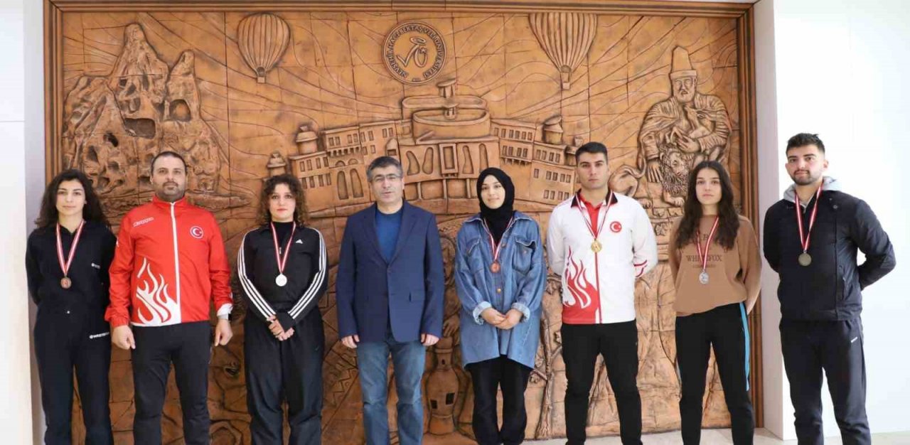 Rektör şampiyonları tebrik etti