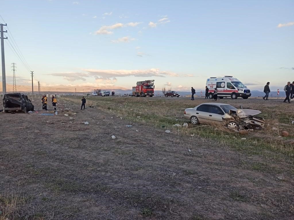 Otomobil ile hafif ticari araç çarpıştı: 1 ölü, 4 yaralı