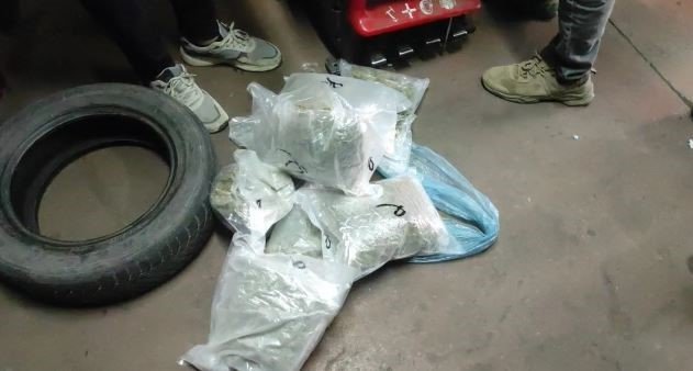 Araba lastiğinden 16 buçuk kilo uyuşturucu çıktı: 11 kişi tutuklandı