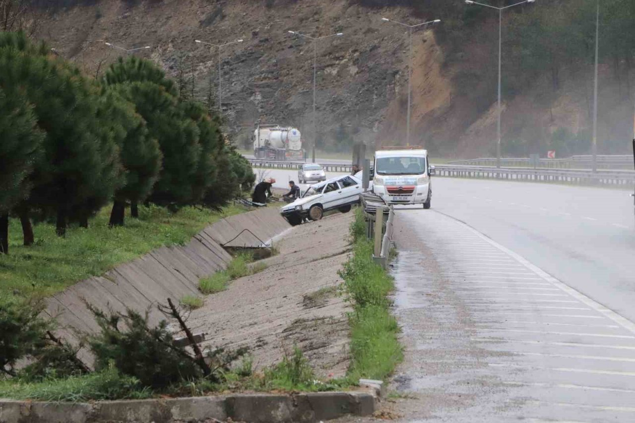Takla atan otomobilden burnu bile kanamadan kurtuldu