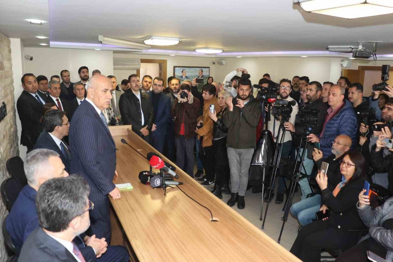 Bakan Kirişci: "Bu ülkeyi bölmek isteyenler ve iş birlikçilerine fırsat vermeyin”