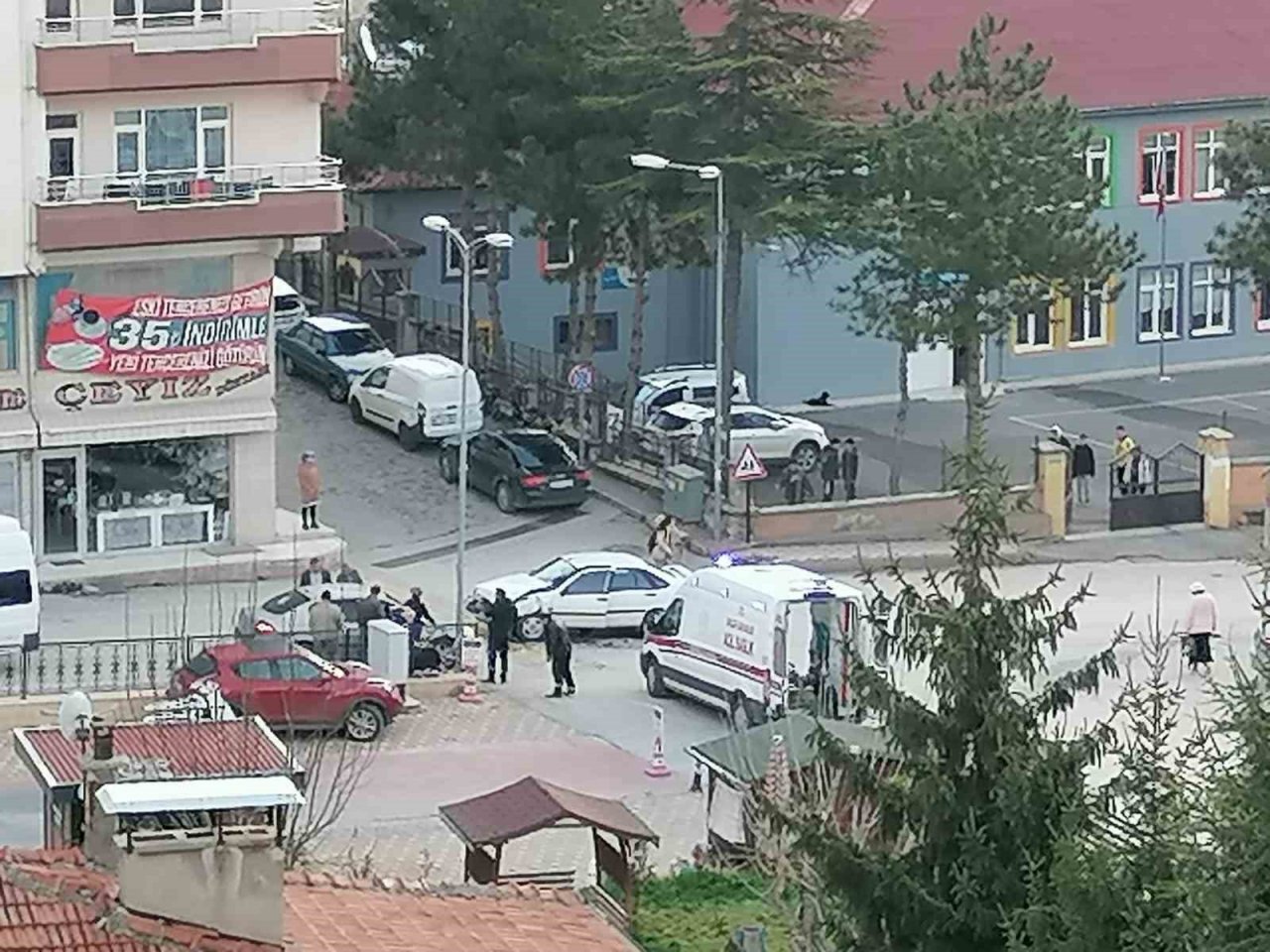 İki otomobil çarpıştı: 2 yaralı