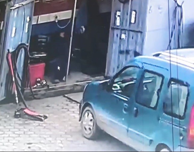 El arabası lastiğine hava basarken canından oluyordu