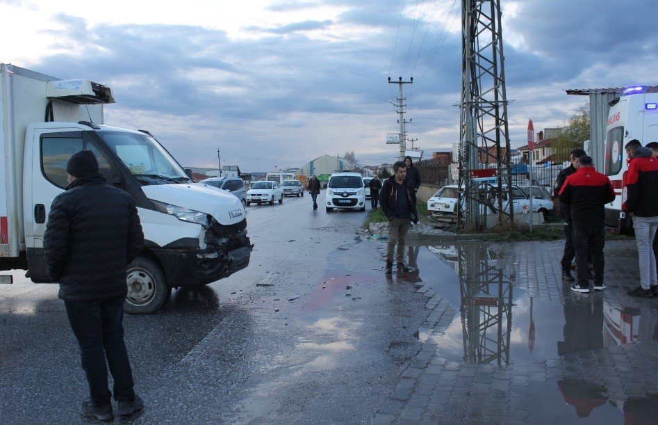Otomobil ile kamyonet çarpıştı: 1 yaralı