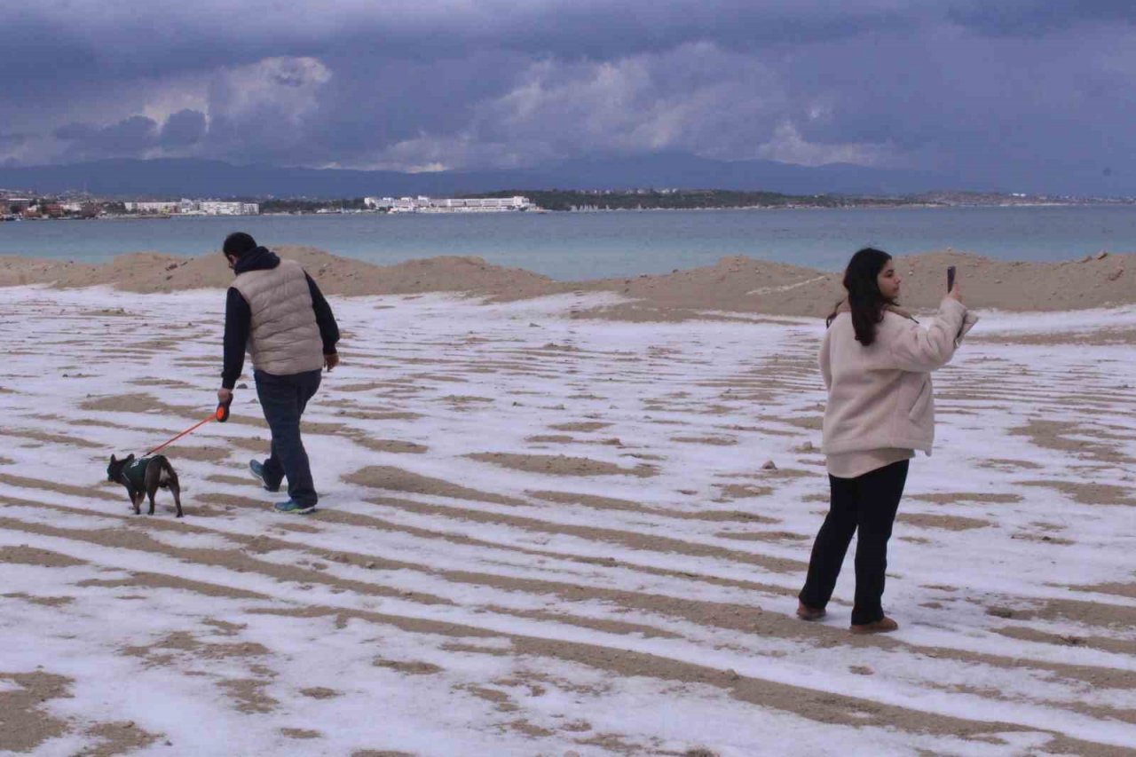 Ilıca Plajı beyaza büründü