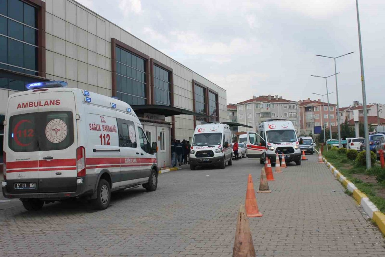 Biga’da fabrika işçilerini taşıyan otobüs devrildi: 17 işçi yaralandı